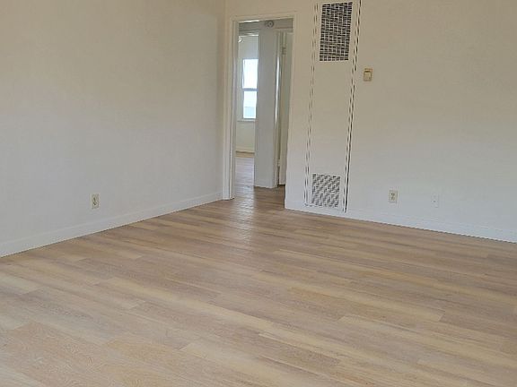 4th image of 15914 Sherman Way #6