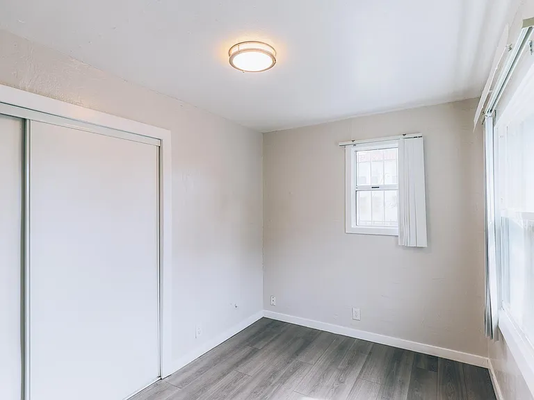 1401 Campbell St — Photo 8