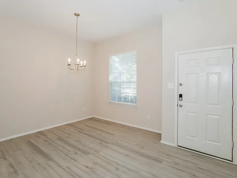 240 Creekview Dr — Photo 5