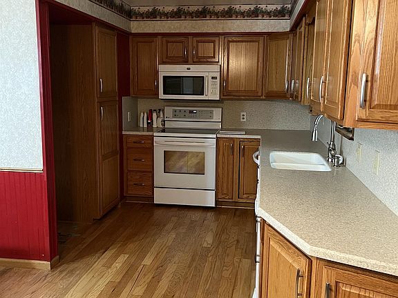 4th image of 102 Della St