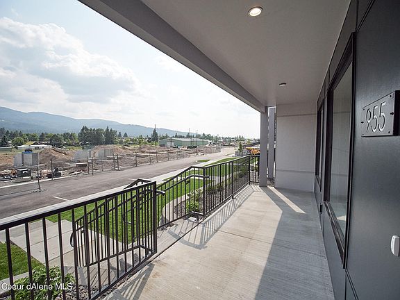 3rd image of 955 E Railroad Ave