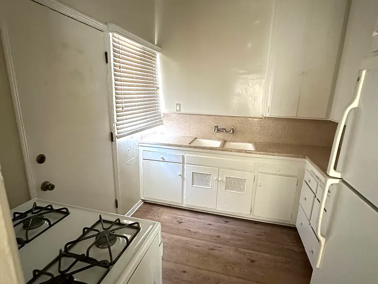 1623 Hillhurst Ave — Photo 5