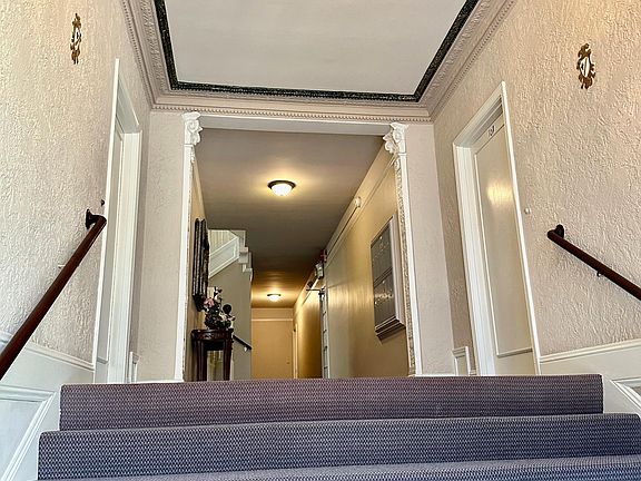 3rd image of 3045 Franklin St APT 202