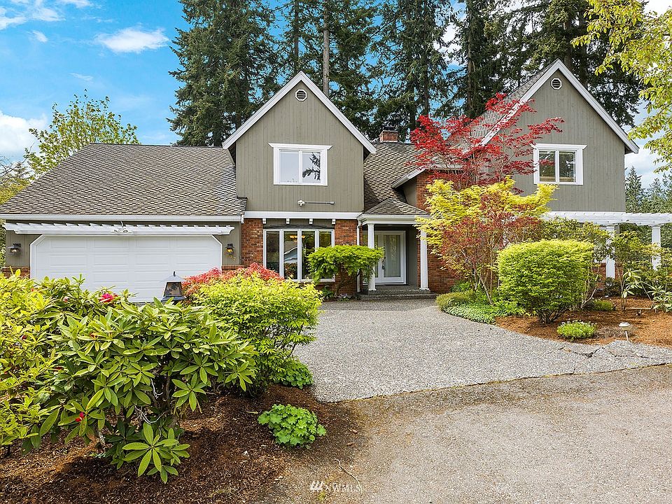 Gorgeous Edmonds home 4 BR 2.5 bath plus office spaces 