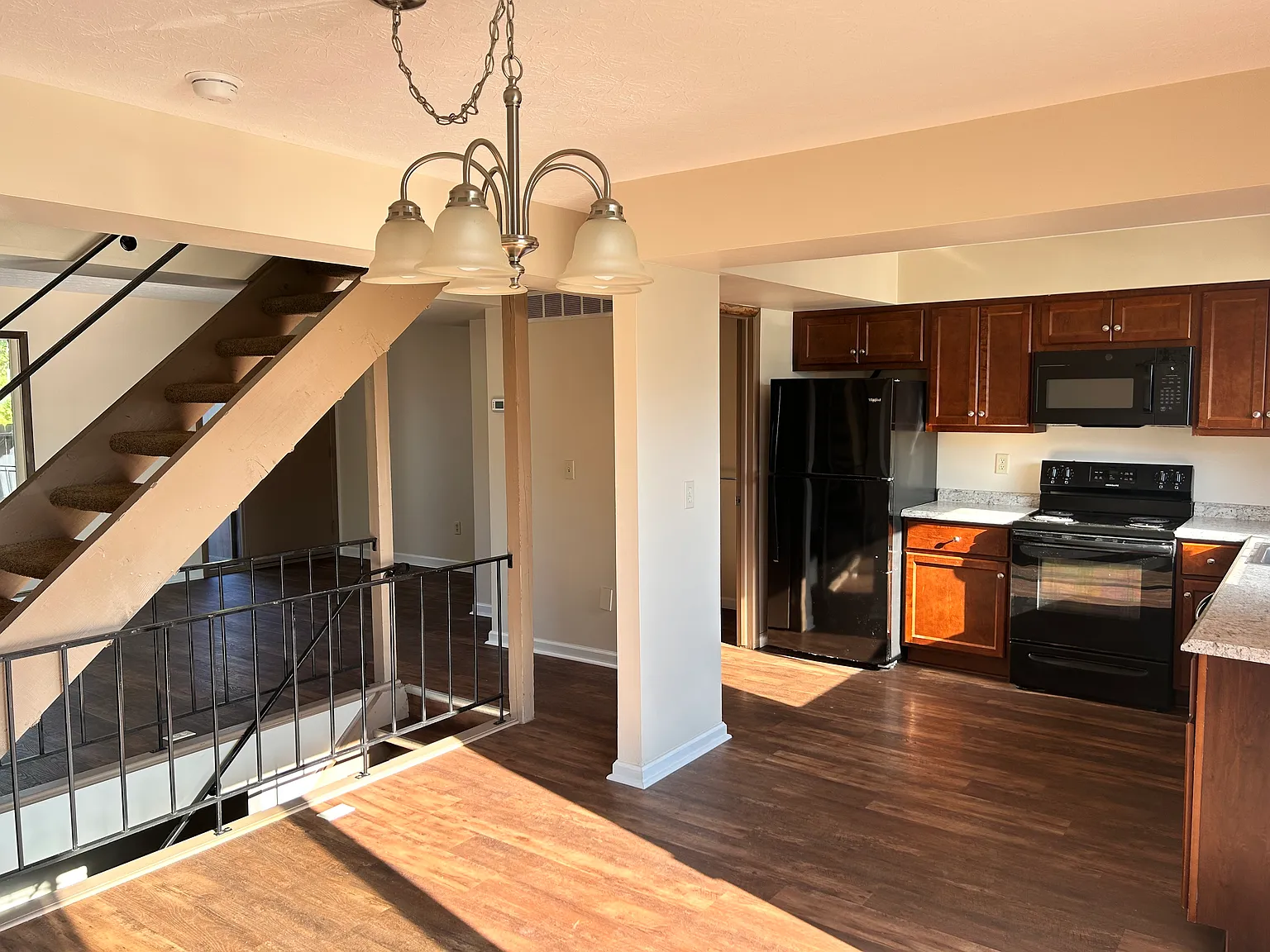 3 bed, 2.5 bath, 1524 sqft, $1,700 — Photo 2