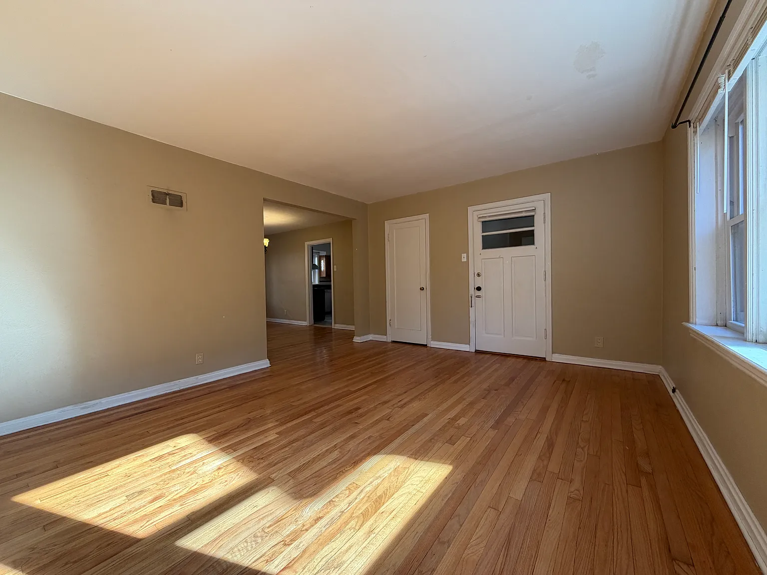 3 bed, 1500 sqft, $1,950 — Photo 3
