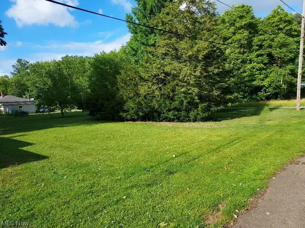 17512 Beach Ln, Lake Milton, OH 44429