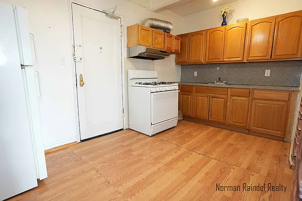 Rented by Norman Raindel, LREB | media 7