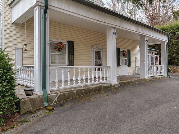 3rd image of 209 W 1st St