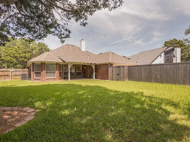 308 Sycamore Dr — Photo 22