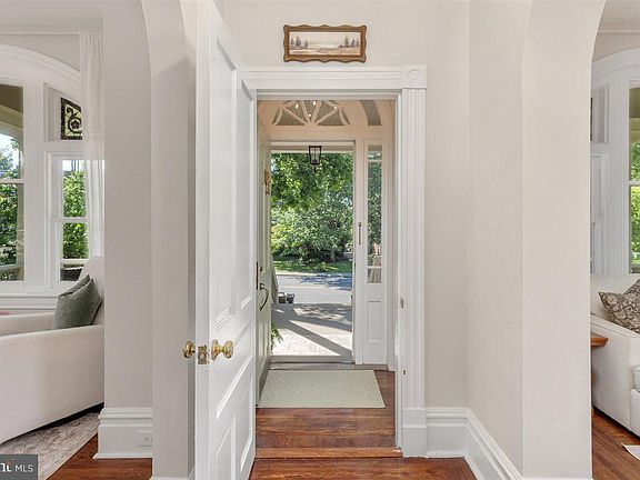 3rd image of 1009 Oak Hill Ave