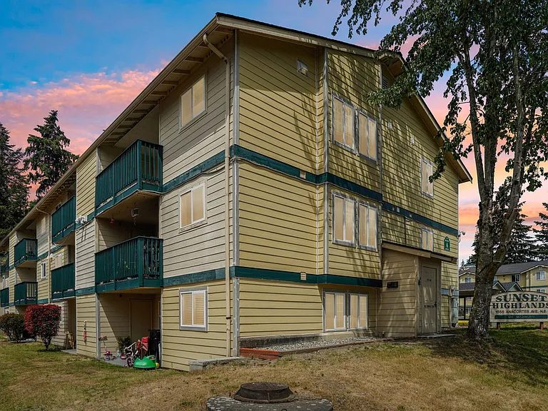 Sunset Highlands Apartments — Photo 54