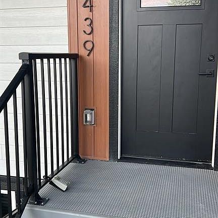 4th image of 439 E Arlington Dr SE