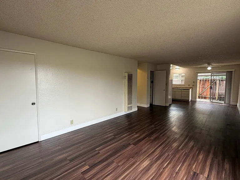 Sharis Apartments — Photo 19