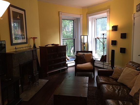 3rd image of 910 W Webster Ave #A