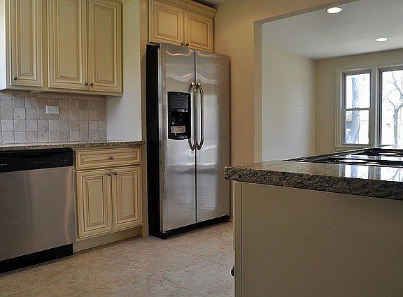 4th image of 3240 Louis St