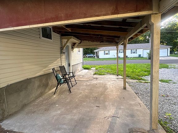 5th image of 401 E Yerby St