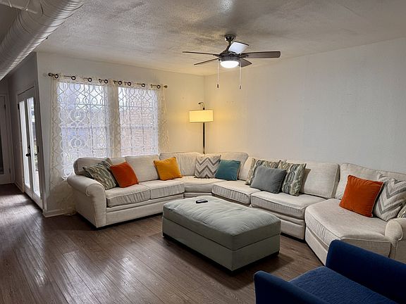 5th image of 525 Towne House Ln