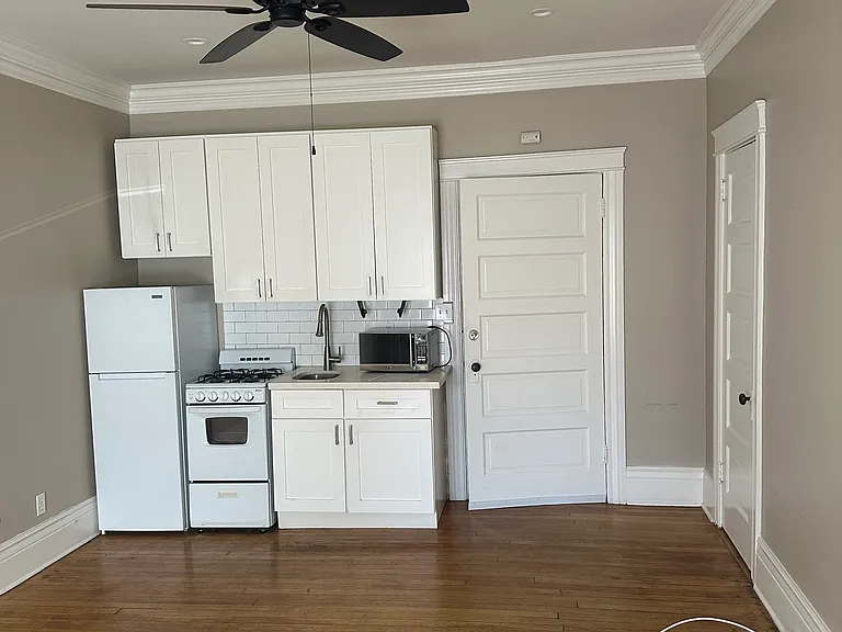 California Apartments — Photo 12