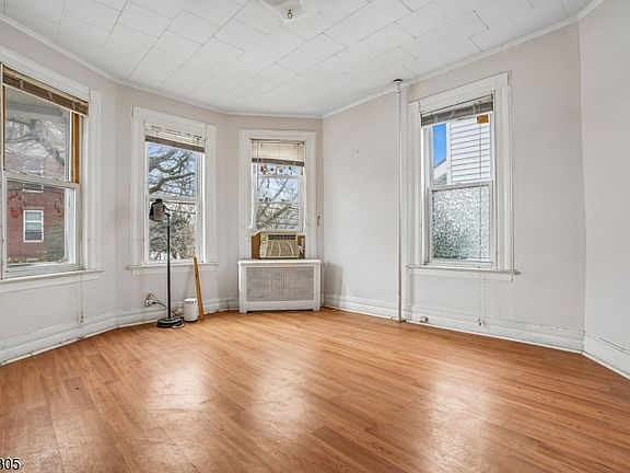 5th image of 68 Chestnut St