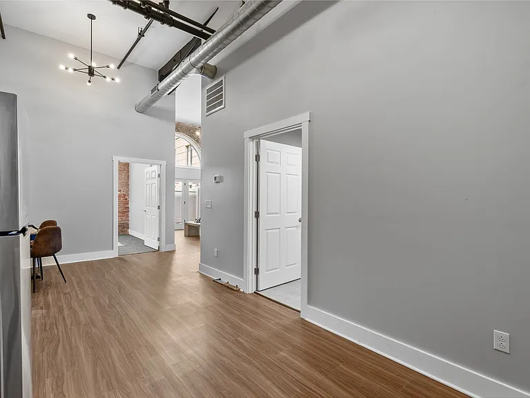 New South Side Apartments at 905 Bingham — Photo 17