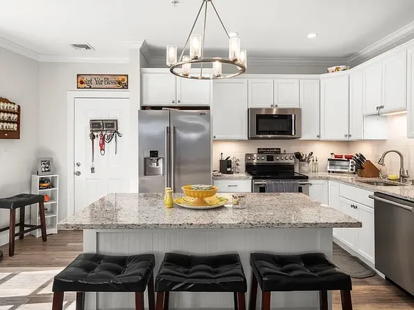 112 Main St APT 8, Amesbury, MA 01913