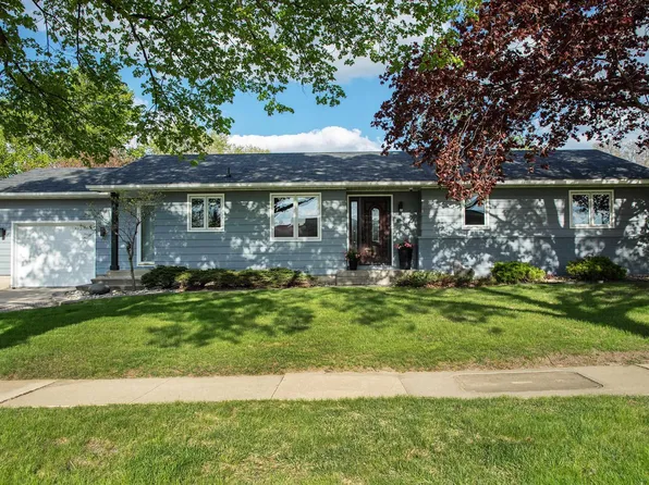 109 16th St SW, Waverly, IA 50677