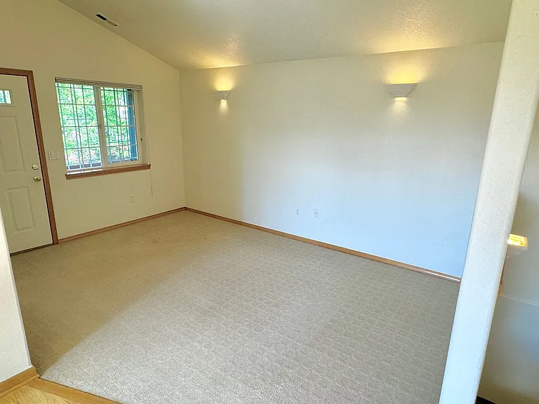 8702 NE Glisan St — Photo 2