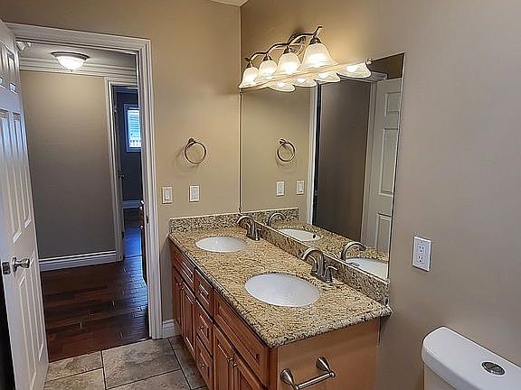 Main Bathroom Pic 2
