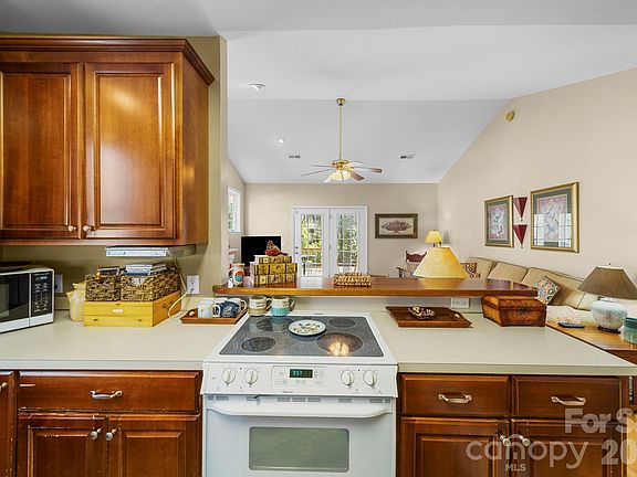 5th image of 626 N 8th St
