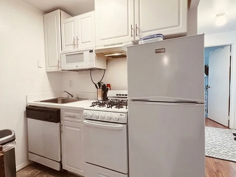 1425 York Ave #8B — Photo 2