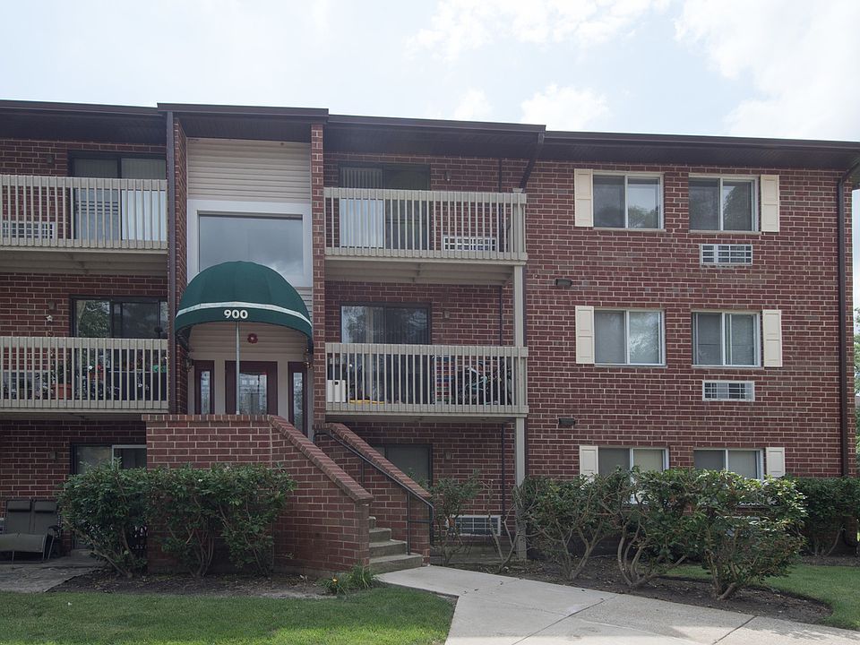 1st image of 900 N Lakeside Dr APT 3C