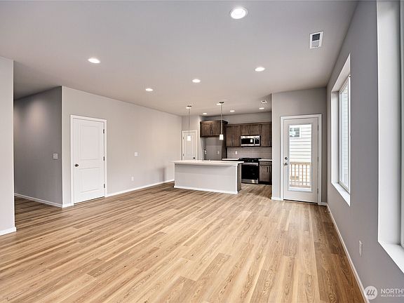 3rd image of 317 NE Shadowhawk Lane