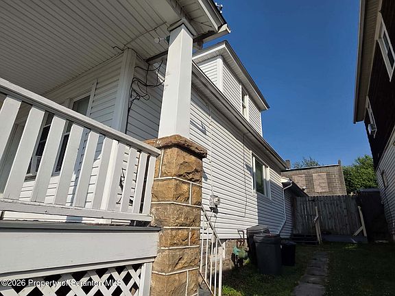 4th image of 217 Crown Ave