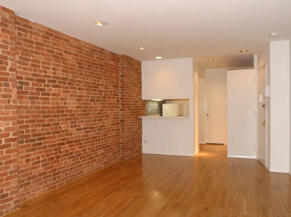 313 East 81st Street image 1 of 4
