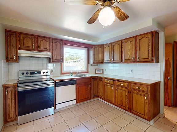 3rd image of 44 Greenfield Dr