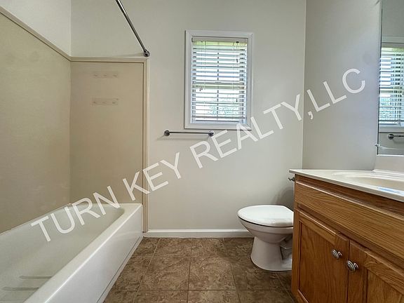 3rd image of 114 Vann Cir