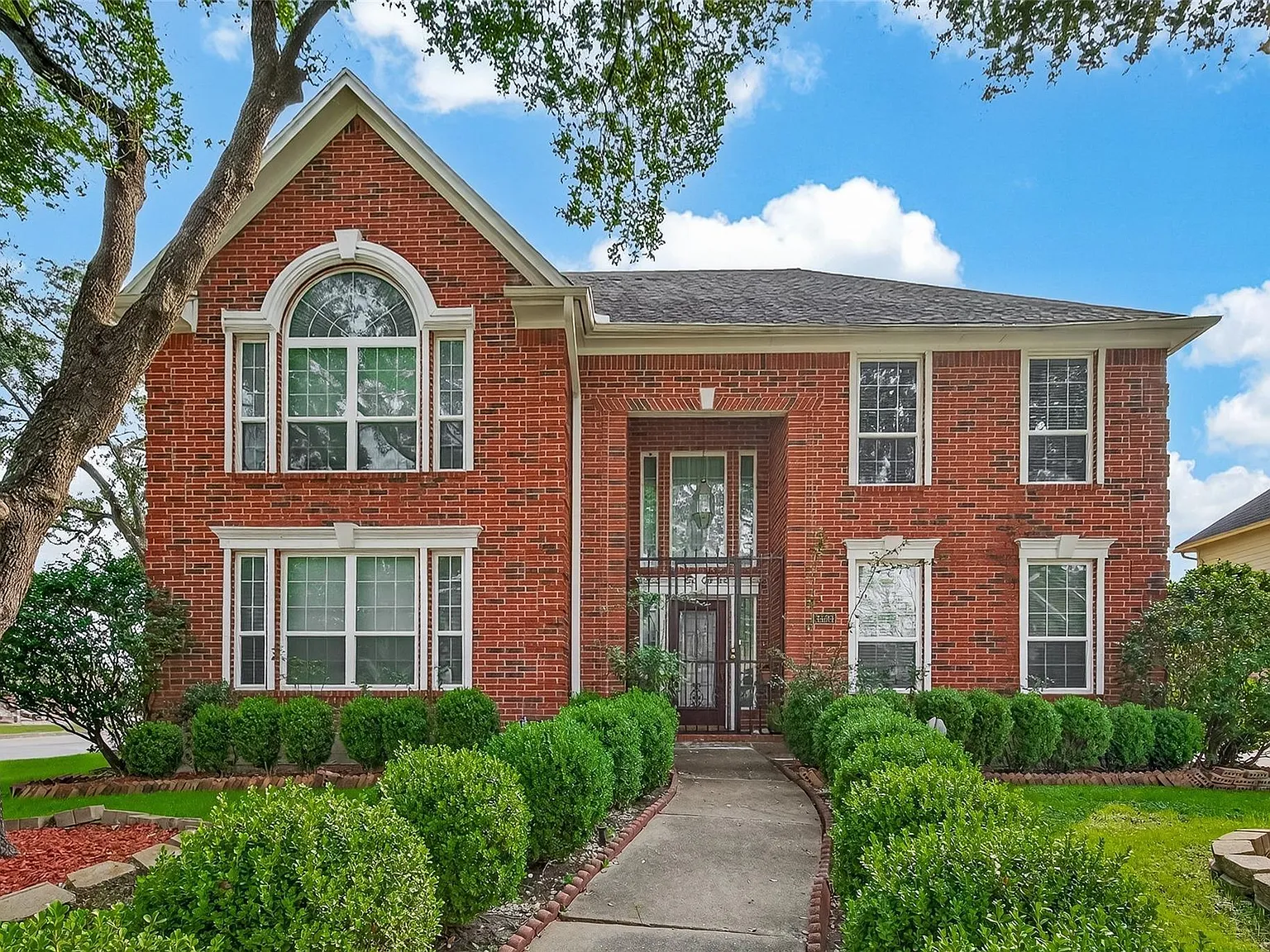 4 bed, 2.5 bath, 2789 sqft, $2,500 — Photo 1