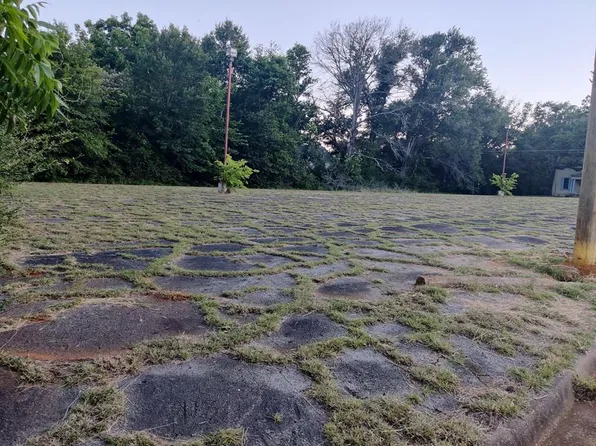 1004 S Sycamore St, Palestine, TX 75801