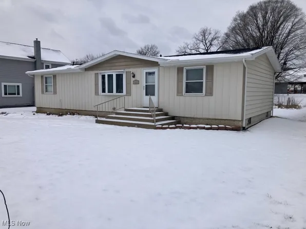 1456 Roanoke Ave, Uhrichsville, OH 44683