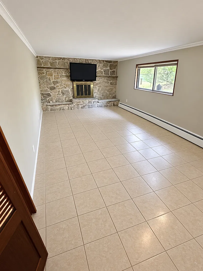 Spacious 4-Bedroom Home with Finished Lower Level in Warrington — Photo 4