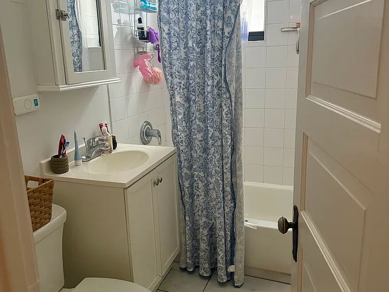 1438 W Addison St #G — Photo 3