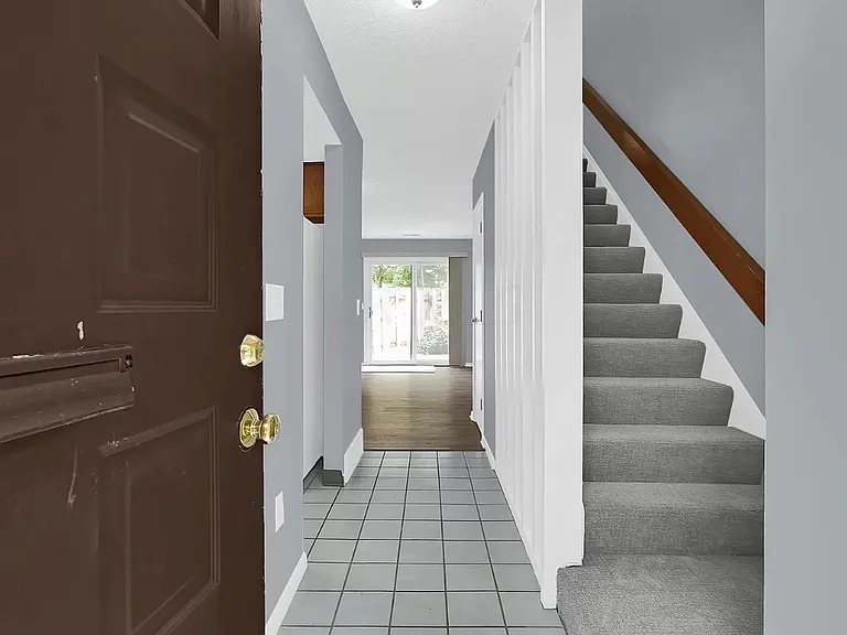 103 Lancelot Ln — Photo 3