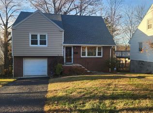 521 Chestnut St, Ridgefield, NJ 07657