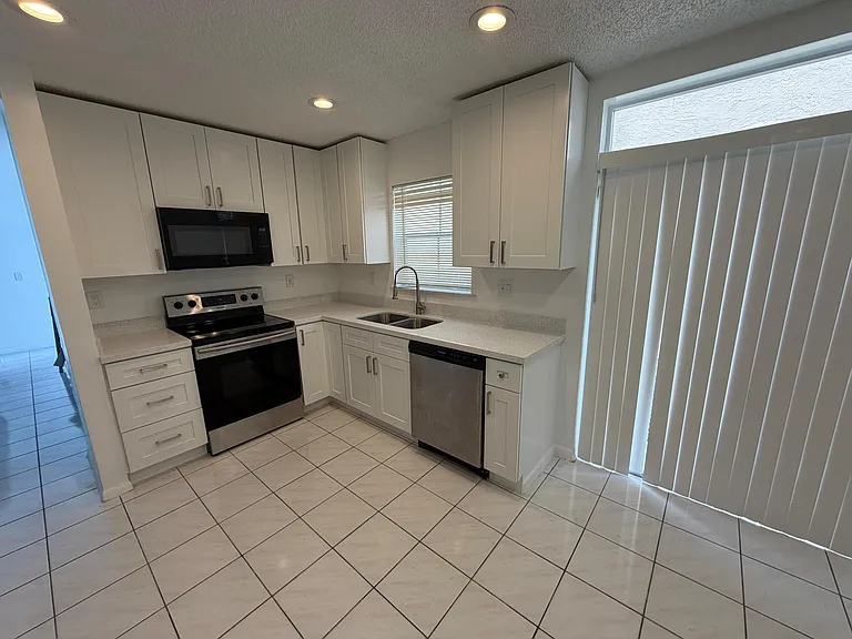 3780 Amalfi Dr #3780 — Photo 3
