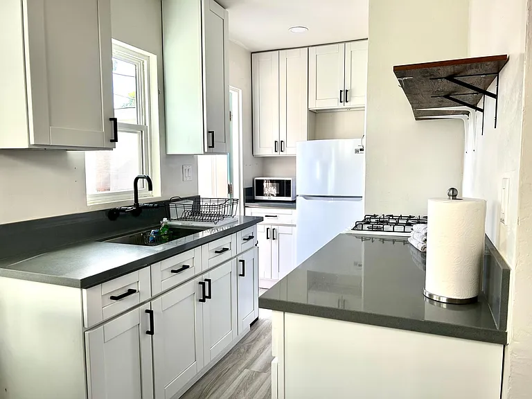4425 Gresham St — Photo 8