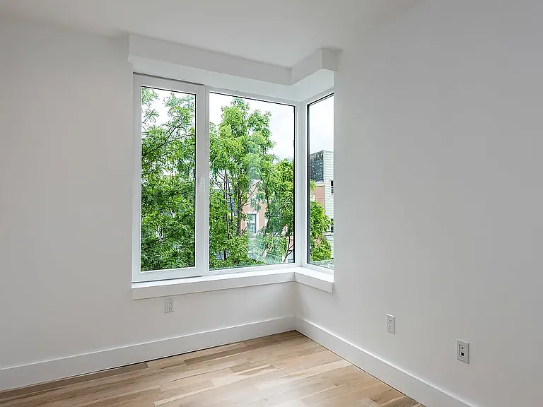 16 N Henry St #3B — Photo 7
