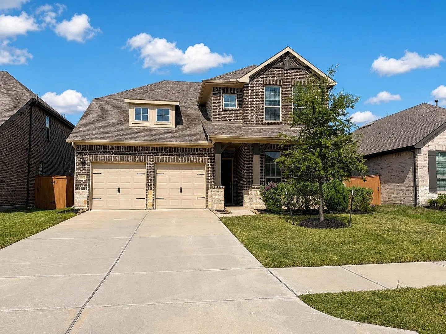 Spacious 4 Bed / 3 Bath Home with Game Room and Lawn Care Included in Sunterra — Photo 1