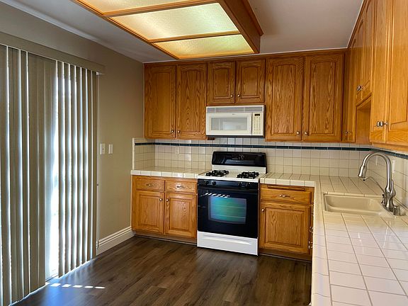 4th image of 665 N Woodlawn Dr