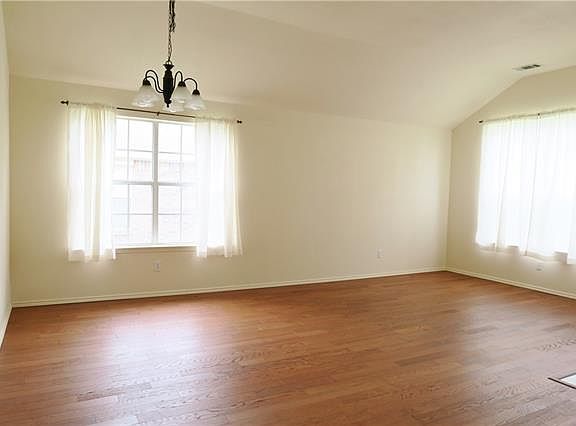 3rd image of 3206 Blue Jay Dr